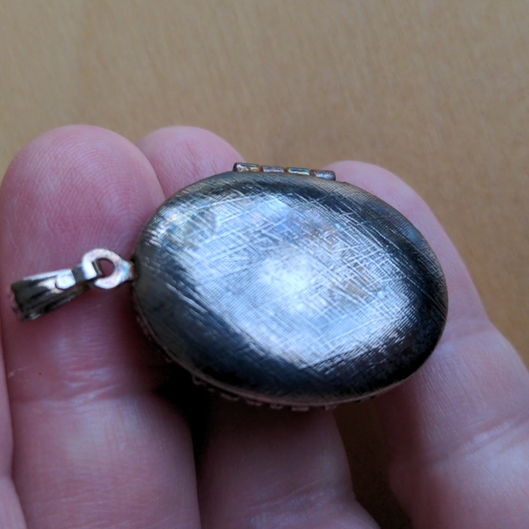 Vintage filigree locket pendant with opal-like center cabochon - Picture 7 of 14